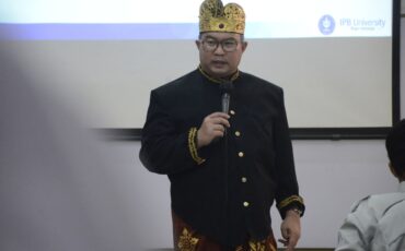 rektor-ipb-sedang-mengajar