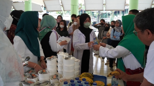 agrianita-faperta-ipb-university-bagikan-400-paket-makan-siang-sehat-untuk-mahasiswa-news