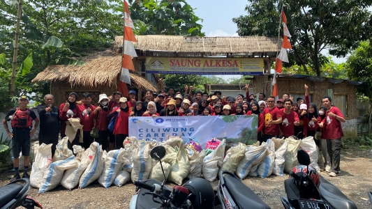 kolaborasi-mahasiswa-ipb-university-dengan-berbagai-lembaga-gelar-aksi-river-cleanup-ciliwung-news