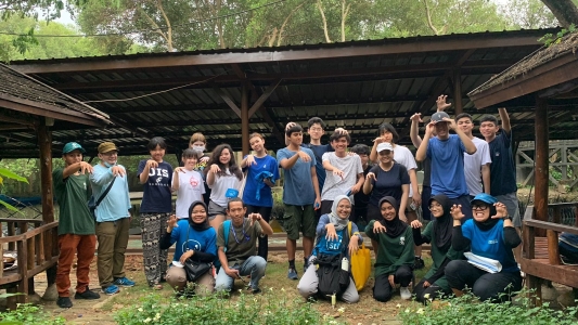 mahasiswa-ipb-university-isi-ngabuburit-dengan-tanam-mangrove-dan-coastal-clean-up-bersama-siswa-jis-news