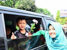 sosialisasikan-acara-florikultura-indonesia-2017-panitia-gelar-aksi-bagi-bunga-gratis-news