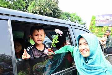 sosialisasikan-acara-florikultura-indonesia-2017-panitia-gelar-aksi-bagi-bunga-gratis-news