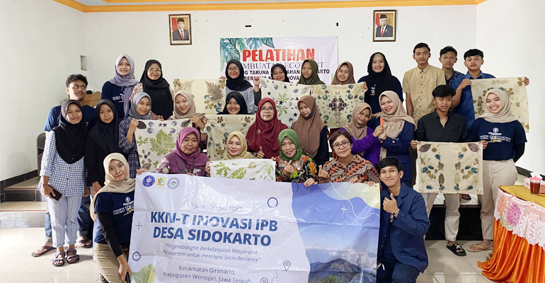 Gali Potensi UMKM di Kelurahan Sidokarto, Mahasiswa IPB University Buat Pelatihan Pembuatan Batik Ecoprint