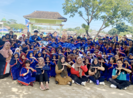 Ajarkan Pola Hidup Sehat, Mahasiswa KKN-T IPB University Ajak Siswa-Siswi SD Senam Bersama