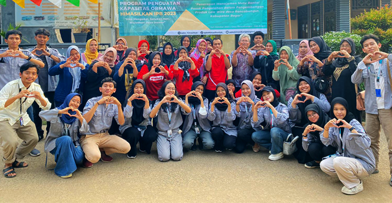 Dosen IPB University Bersama Tim PPK Ormawa Himasilkan Berikan Pencerdasan Keuangan di Desa Rancabungur