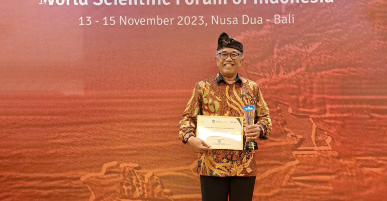 Prof Bambang Purwantara Raih Peringkat 2 Academic Leaders Bidang Sains