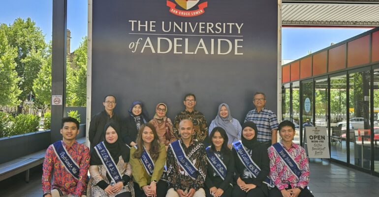 Sebanyak Tujuh Mahasiswa Split Site Master Program in Economics IPB University-Adelaide University Lulus