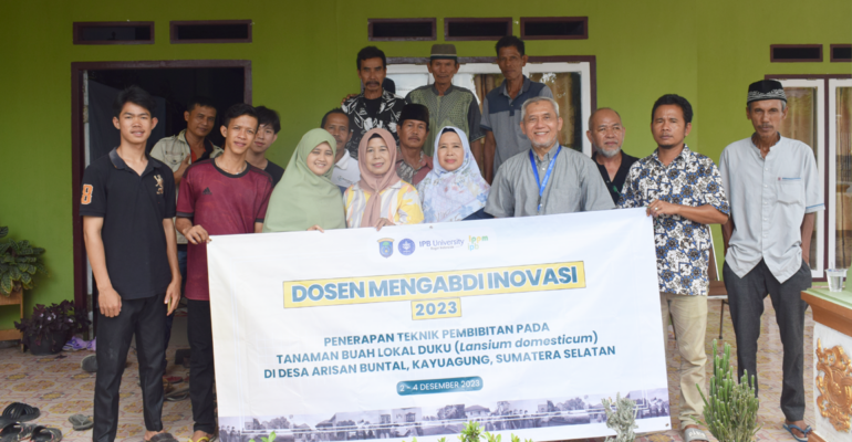 Dosen IPB University Ajak Warga Desa Arisan Buntal Praktik Perbanyakan Bibit Duku dengan Teknik Sambung Pucuk