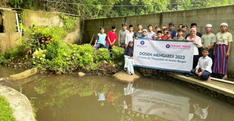 Dosen Sekolah Vokasi IPB University Bantu Pondok Pesantren Penyediaan Air Bersih