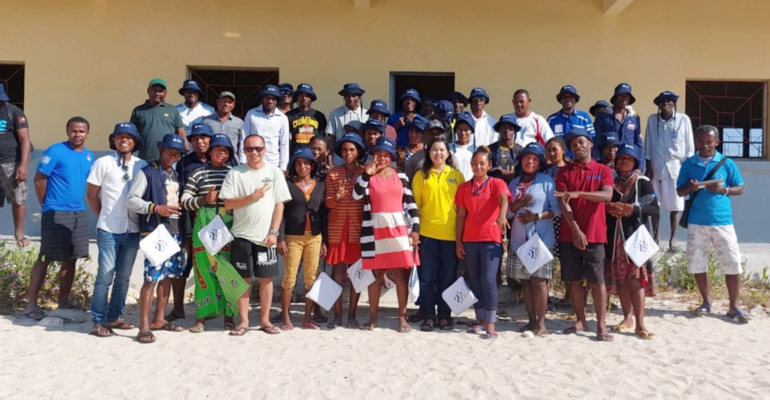 Tani dan Nelayan Center IPB University Melatih Nelayan Membuat Rumpon di Pulau Anakao, Madagaskar