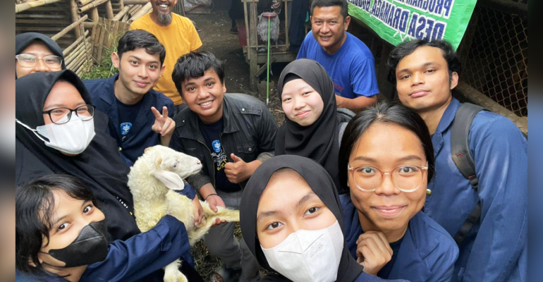 Mahasiswa KKN-T Inovasi IPB University Bersama Posyantek Adakan Pelatihan Pengecekan Dasar Kesehatan Kambing untuk Peternak
