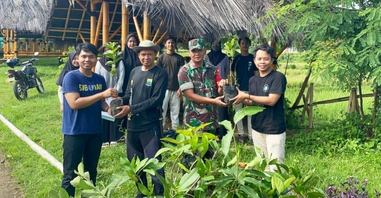 Mahasiswa KKN Tematik Inovasi IPB University Bersama DLH Cianjur Adakan Aksi Penghijauan di Desa Cibarengkok