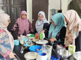 Tim Dosen Mengabdi Inovasi IPB University Beri Pelatihan Pembuatan Cake Kukus dari Yoghurt Rempah