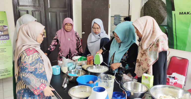 Tim Dosen Mengabdi Inovasi IPB University Beri Pelatihan Pembuatan Cake Kukus dari Yoghurt Rempah