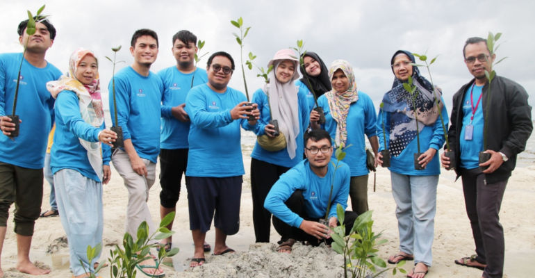Mahasiswa Sekolah Pascasarjana IPB University Tanam Mangrove untuk Keberlanjutan Pesisir Pulau Kecil