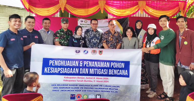 Galakkan Kesiapsiagaan dan Mitigasi Bencana, ARM HA IPB University Tanam Pohon di Kabupaten Banjar