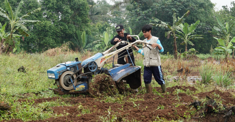 Antusiasme Mahasiswa IPB University Ikuti ‘Bedah Kebun’ di Desa Bojong Jengkol