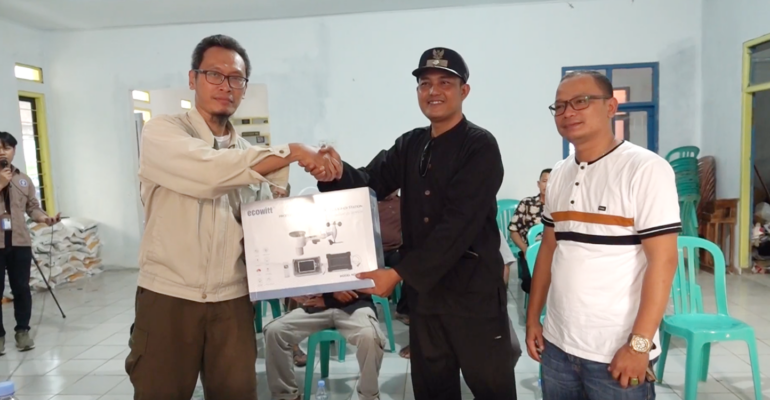 Dosen Pulang Kampung IPB University Kenalkan Sistem AWS di Desa Pangumbahan, Sukabumi