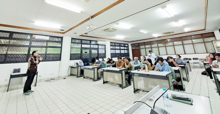 Kepala Pusat Perkebunan BSIP Ajarkan Bisnis Komoditas Tanaman Penyegar kepada Mahasiswa IPB University