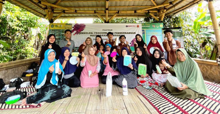 Mahasiswa IPB University Selenggarakan Sekolah Lapang: MOL Sahabat Petani