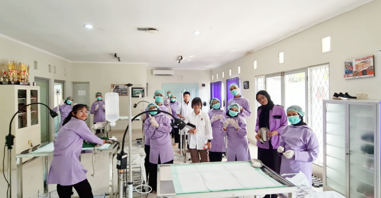 Prodi Paramedik Veteriner Sekolah Vokasi IPB dan PDHI Jawa Barat 2 Gelar Bakti Sosial Sterilisasi Kucing Betina