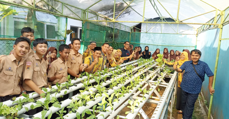 Dosen IPB University Kenalkan Teknologi Hidroponik dan Digital Farming pada Siswa dan Guru SMAN 1 Bumiayu