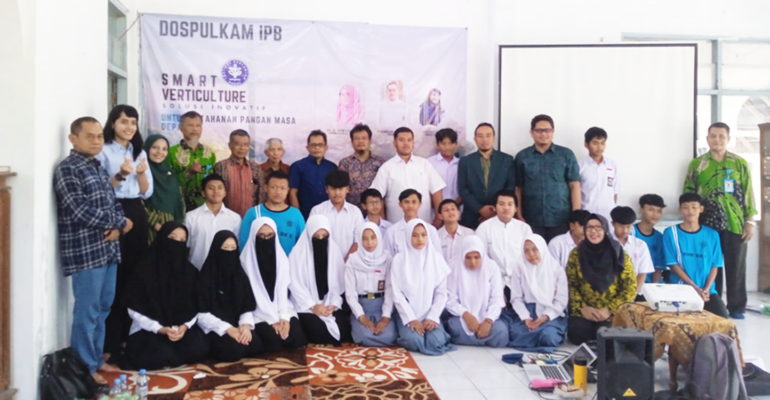 Dosen Pulang Kampung IPB University Latih Smart Vertikultur untuk Siswa di Boyolali