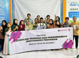 Mahasiswa Sekolah Vokasi IPB University Adakan Penyuluhan Pupuk Organik MOL di Desa Bantarsari, Bogor