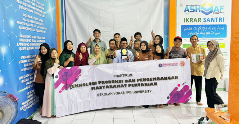 Mahasiswa Sekolah Vokasi IPB University Adakan Penyuluhan Pupuk Organik MOL di Desa Bantarsari, Bogor