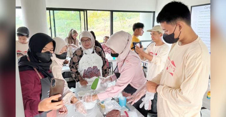 Dosen Pulang Kampung IPB University Berikan Pelatihan Pembuatan Es Krim Susu Kambing dan Tepung Pisang di Desa Cisarua, Purwakarta
