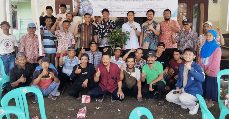 Dosen Pulang Kampung IPB University Latih Warga Desa Jatisari Terampil Buat Pakan Ternak dari Limbah Pertanian