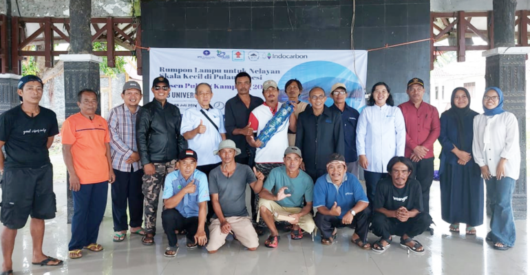 Dosen Pulang Kampung IPB University Perkenalkan Inovasi Atraktor Lampu untuk Nelayan di Pulau Sebesi