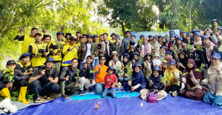 Himpunan Mahasiswa Pascasarjana PSL IPB University Ecologica Buat Aksi Tanam Pohon di Bantaran Sungai Ciliwung