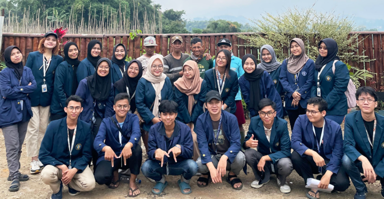 Jalin KKN Bersama, Mahasiswa IPB University dan UB Buat Pelatihan Pengelolaan Sampah Organik Jadi Arang Briket