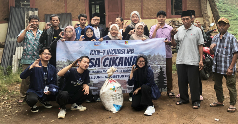 Mahasiswa KKNT IPB University dan Kelompok Tani Desa Cikawao Terapkan Trichokompos untuk Budidaya Sehat