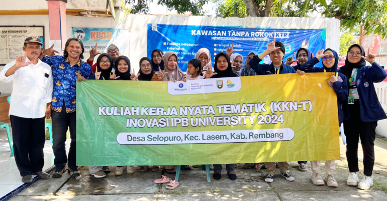 Mahasiswa KKNT Inovasi IPB University Demokan Pengelolaan Limbah Ternak Menjadi Kompos Organik