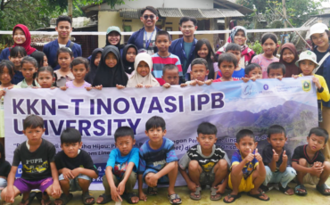 Mahasiswa KKNT Inovasi IPB University Inginkan Anak-Anak di Desa Tamansari Jadi ‘Polisi Kebersihan’