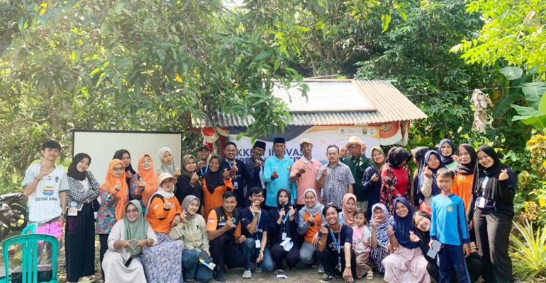 Mahasiswa KKNT Inovasi IPB University Kenalkan Biopori kepada Masyarakat Desa Loji