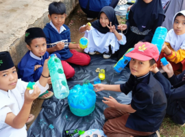 Mahasiswa KKNT Inovasi IPB University Kenalkan Pengelolaan Sampah Anorganik kepada Siswa di SD Lawang Setra