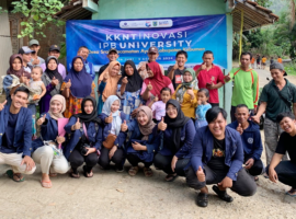 Mahasiswa KKNT Inovasi IPB University Sosialisasi Pengelolaan Limbah Peternakan di Desa Srati