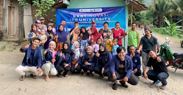 Mahasiswa KKNT Inovasi IPB University Sosialisasi Pengelolaan Limbah Peternakan di Desa Srati