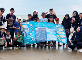 Perayaan Hari Nelayan, Mahasiswa KKNT Inovasi IPB University Gelar Aksi Bersih Pantai