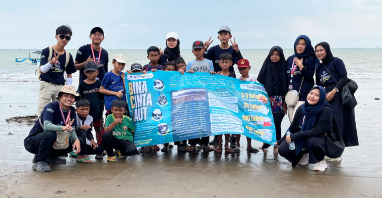 Perayaan Hari Nelayan, Mahasiswa KKNT Inovasi IPB University Gelar Aksi Bersih Pantai