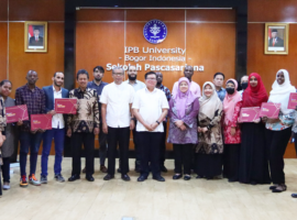 Sekolah Pascasarjana IPB University Sampaikan Hasil Perkuliahan Bahasa Indonesia dan Serah Terima Mahasiswa Internasional