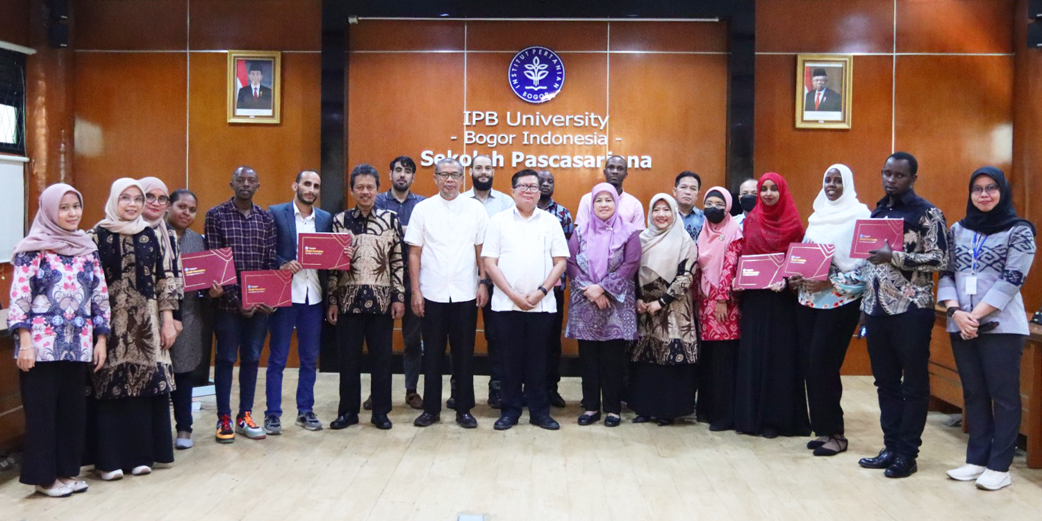 Sekolah Pascasarjana IPB University Sampaikan Hasil Perkuliahan Bahasa Indonesia dan Serah Terima Mahasiswa Internasional
