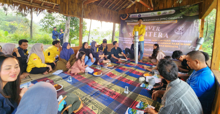 Wujudkan Kampung Iklim Cibunian, PPK Ormawa Himagreto IPB University Bangun Rumah Kolaborasi
