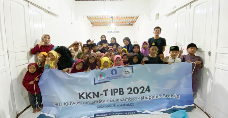 Bangun Karakter Anak Desa Kluwut, Mahasiswa KKNT Inovasi IPB University Adakan Program Kurma