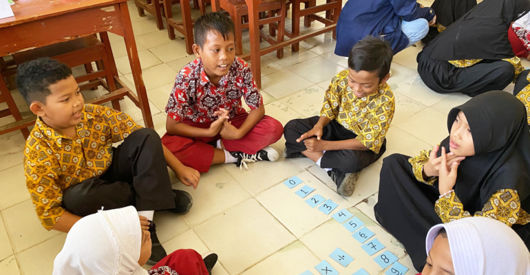 Cara Mahasiswa KKNT Inovasi IPB University Buat Anak-Anak Suka Matematika