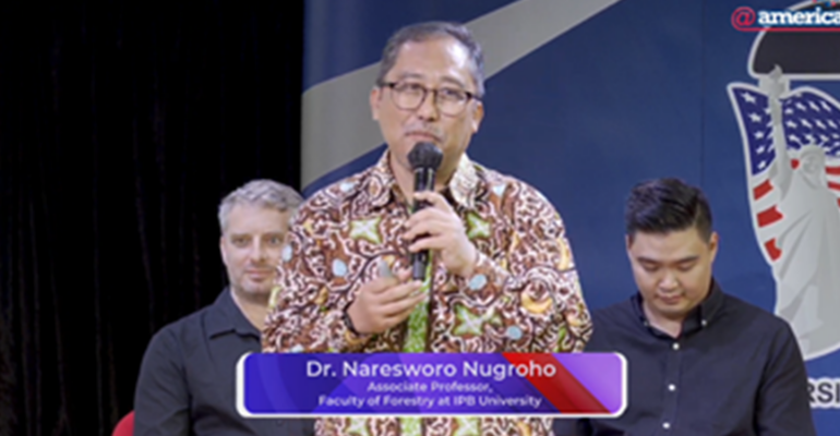 Prof Naresworo Nugroho, Guru Besar Ilmu Rekayasa Biomaterial IPB University, memaparkan potensi sumber daya kayu rekayasa atau mass timber sebagai material konstruksi bangunan modern.