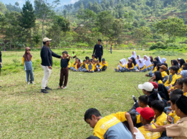 Mahasiswa KKNT Inovasi IPB University Adakan Nature Walk di SDN 02 Kadongdong Garut